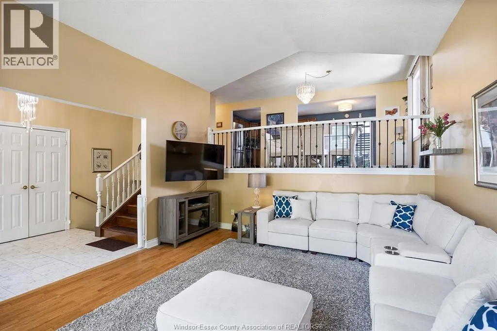 605 SMITH CRESCENT