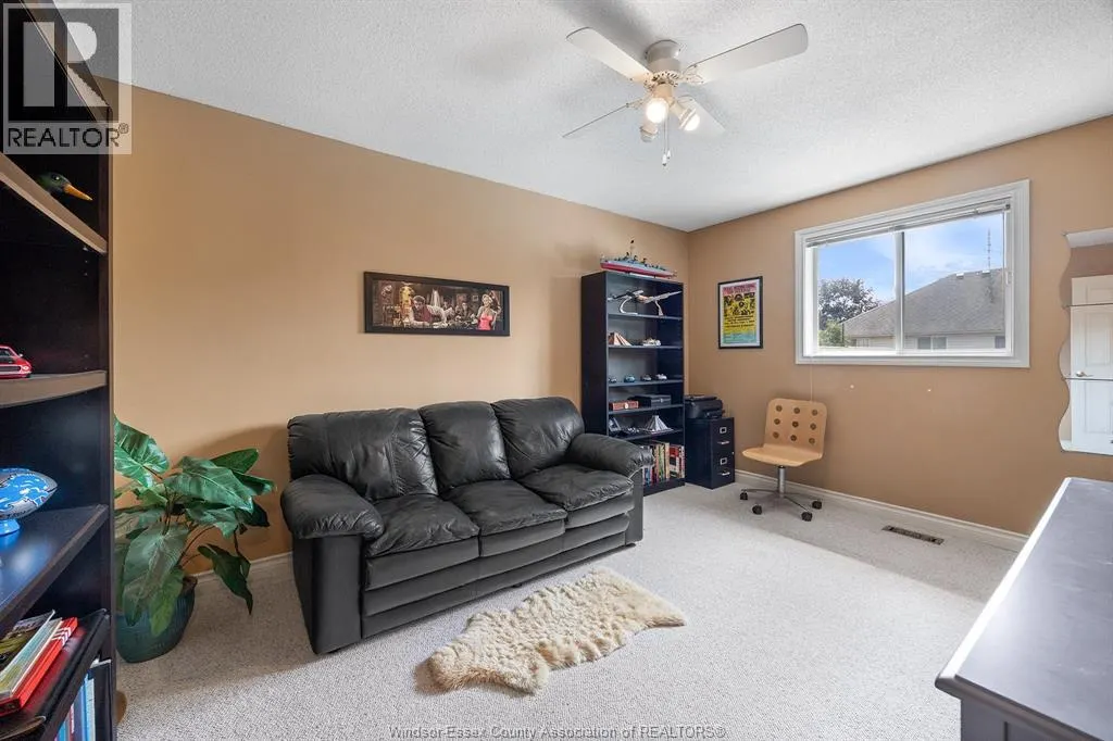 605 SMITH CRESCENT