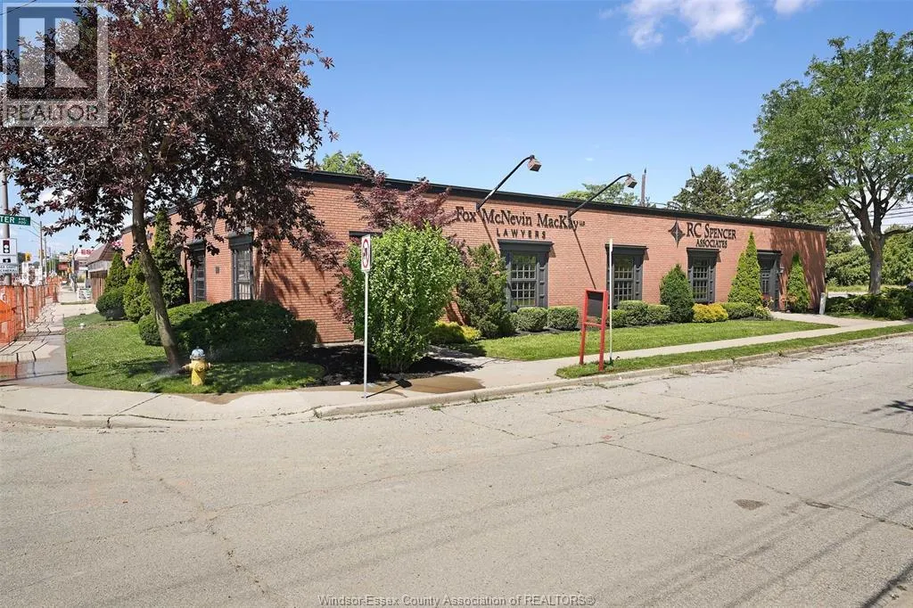800 UNIVERSITY AVENUE West