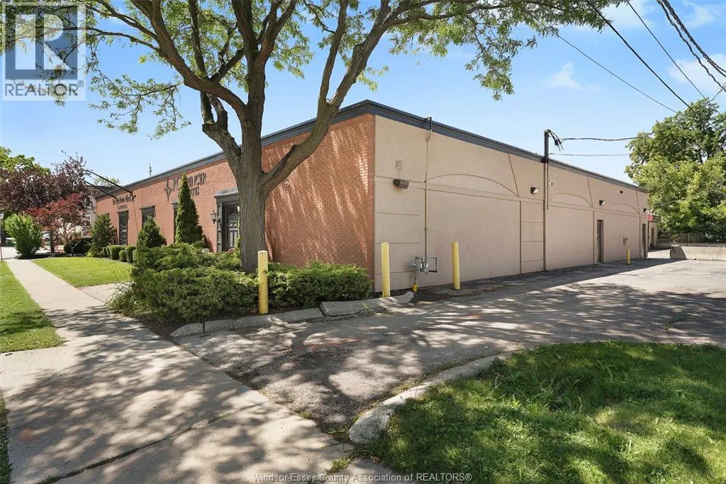 800 UNIVERSITY AVENUE West