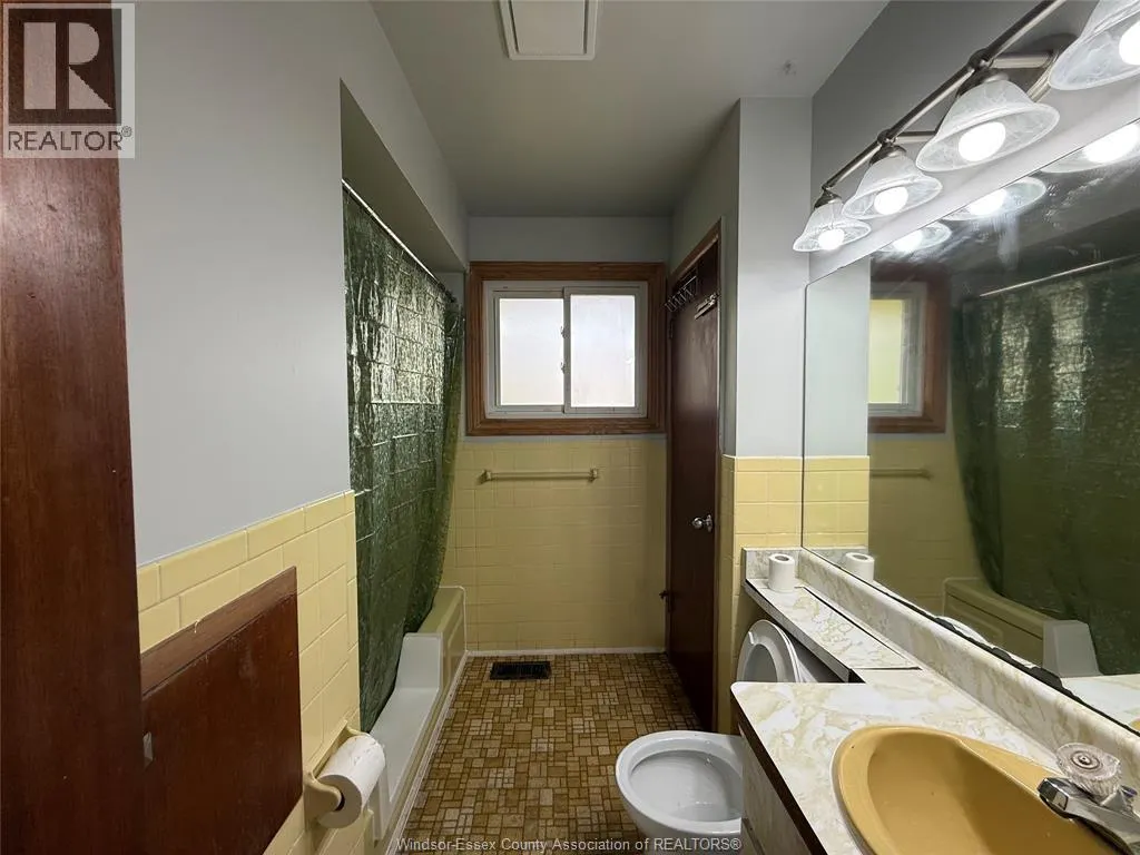 1588 CHERRYLAWN CRESCENT Unit# MAIN FLOOR