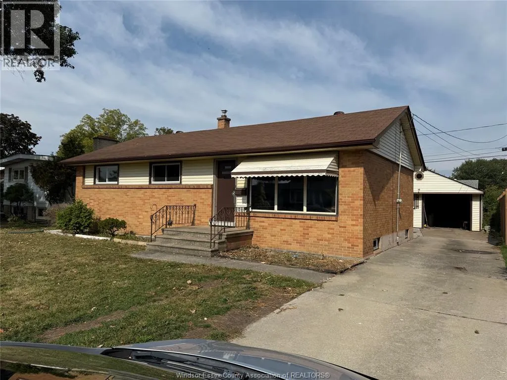 1588 CHERRYLAWN CRESCENT Unit# MAIN FLOOR