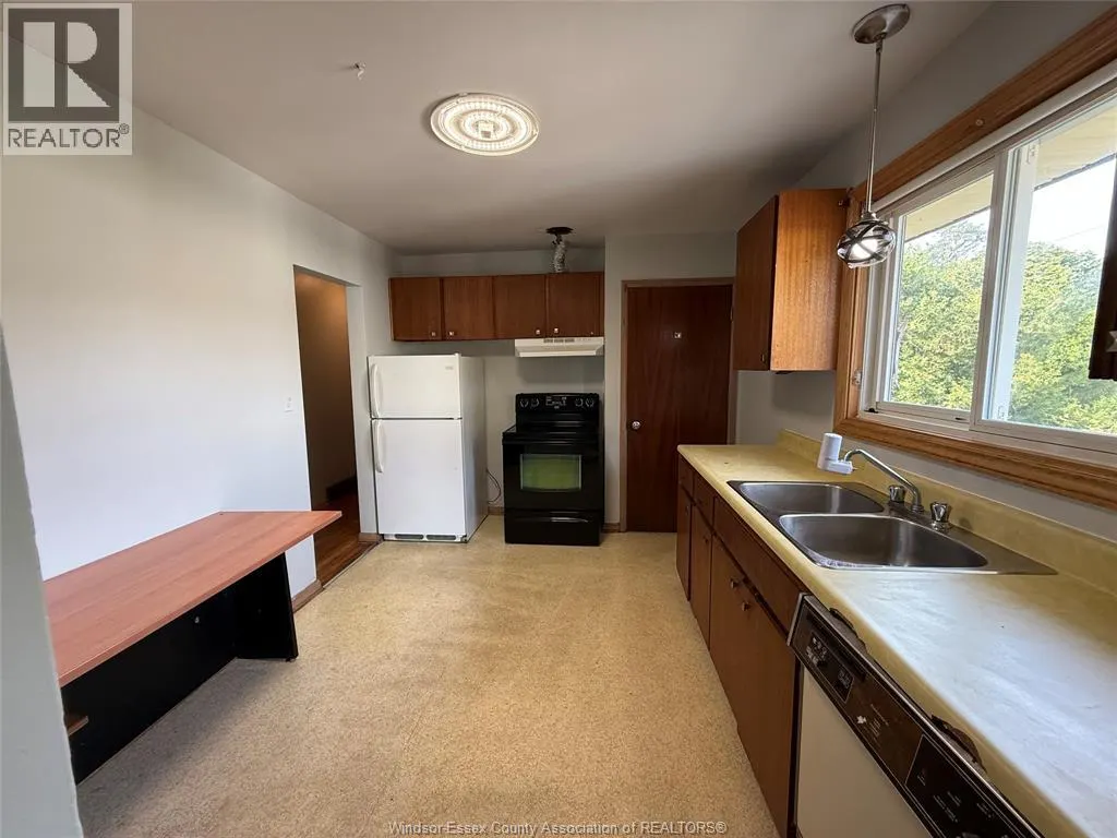 1588 CHERRYLAWN CRESCENT Unit# MAIN FLOOR