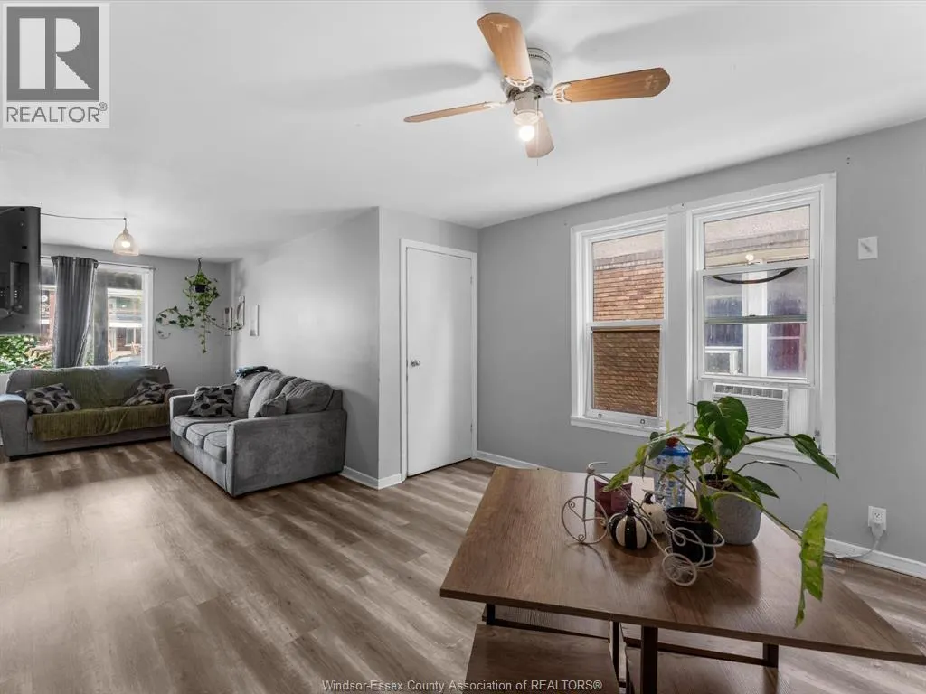 521-523 GILES BOULEVARD East