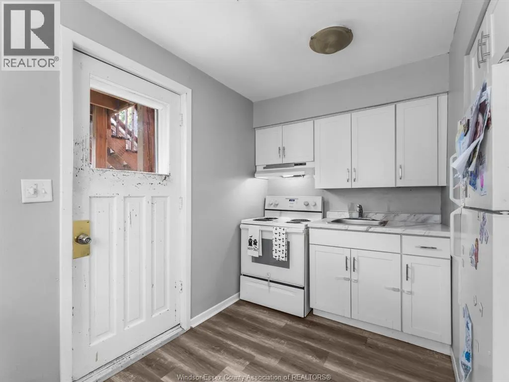 521-523 GILES BOULEVARD East