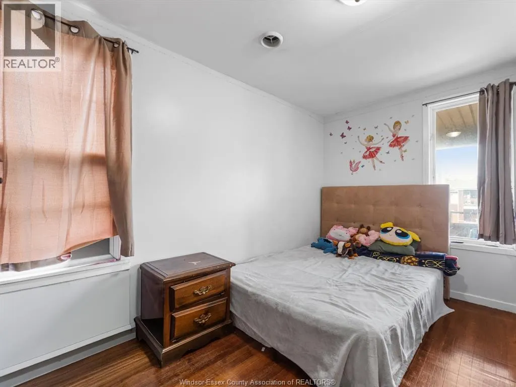 521-523 GILES BOULEVARD East