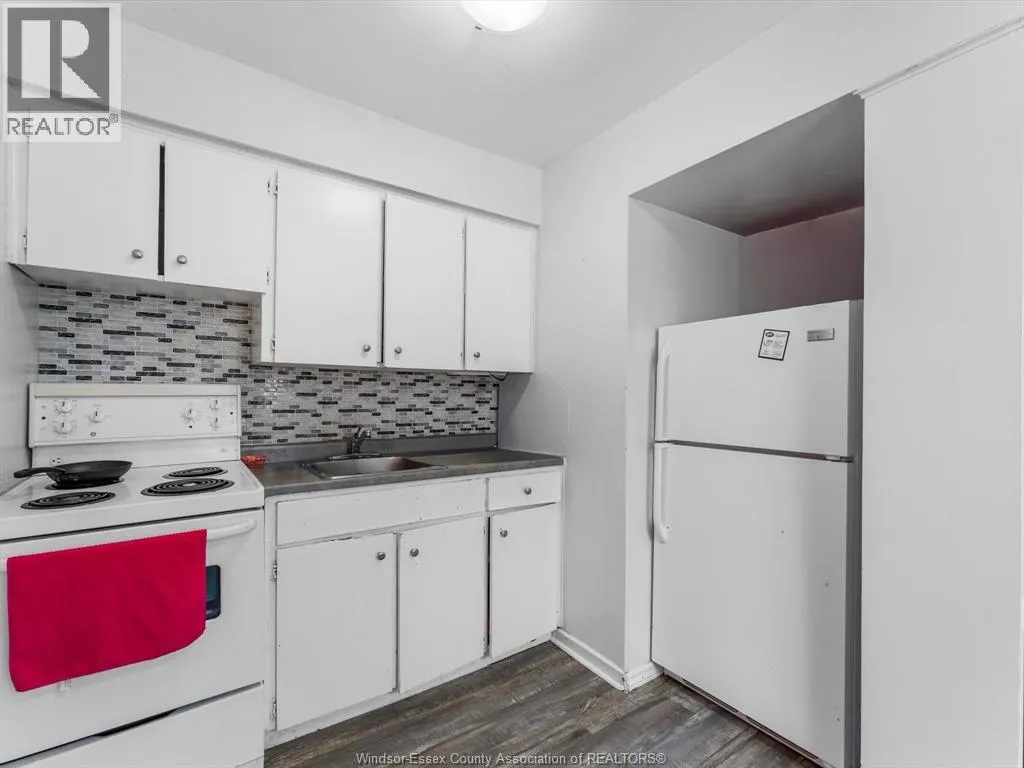 521-523 GILES BOULEVARD East