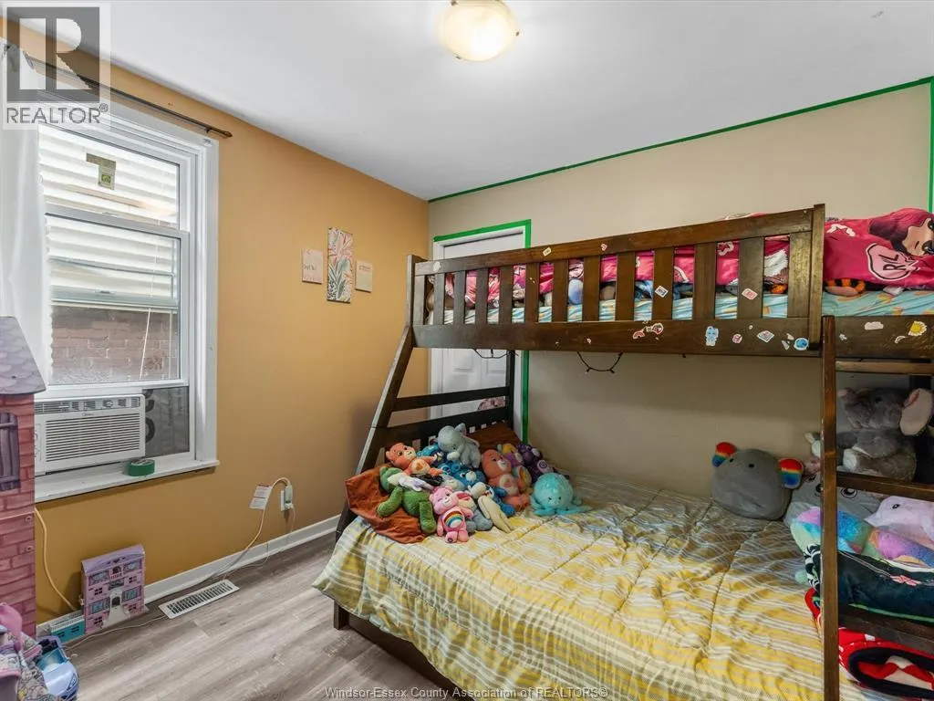 521-523 GILES BOULEVARD East