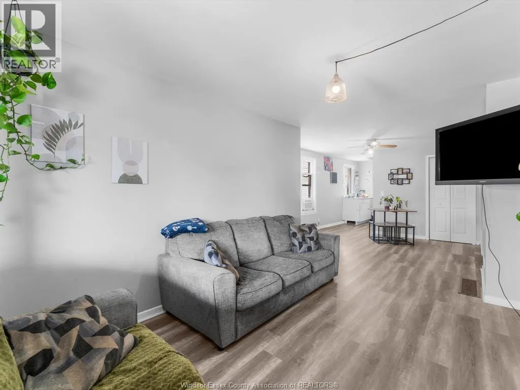 521-523 GILES BOULEVARD East