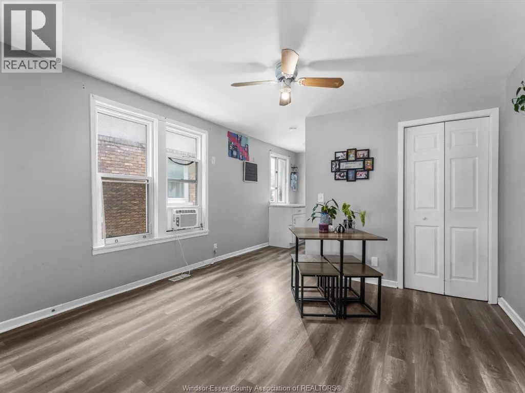 521-523 GILES BOULEVARD East