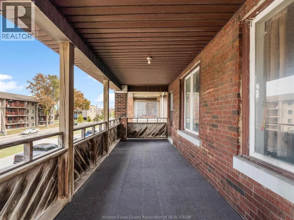 521-523 GILES BOULEVARD East