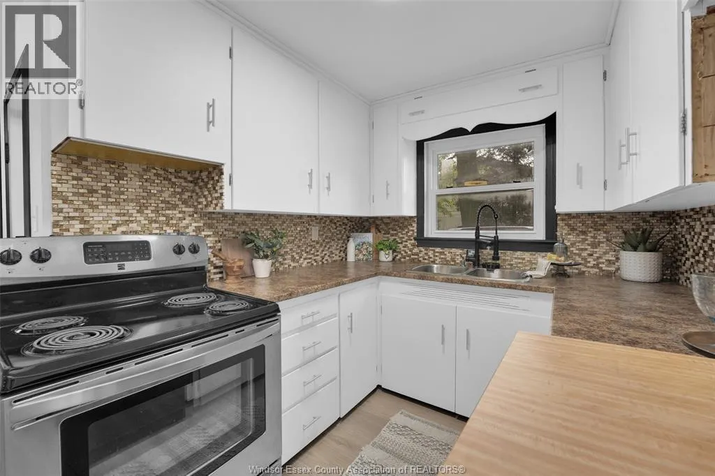 950 COMBER Sideroad
