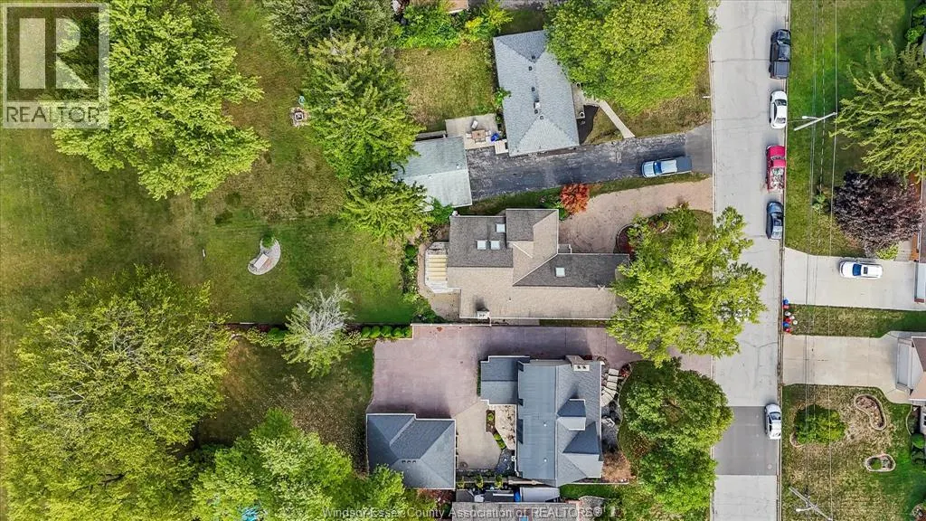 726 ROSELAND DRIVE South
