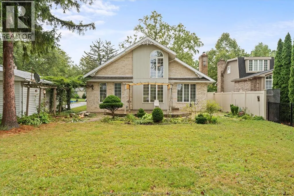 726 ROSELAND DRIVE South
