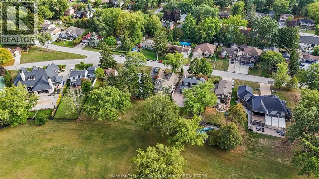 726 ROSELAND DRIVE South