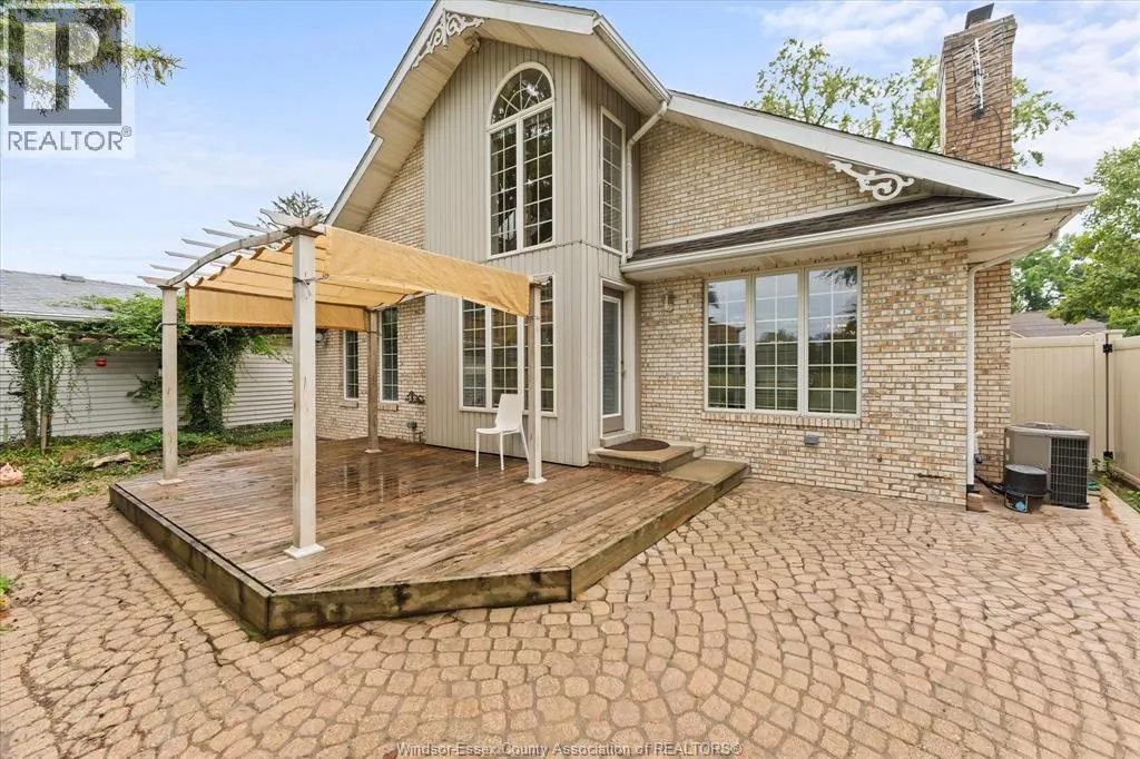 726 ROSELAND DRIVE South