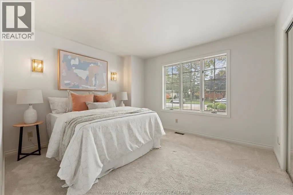 726 ROSELAND DRIVE South