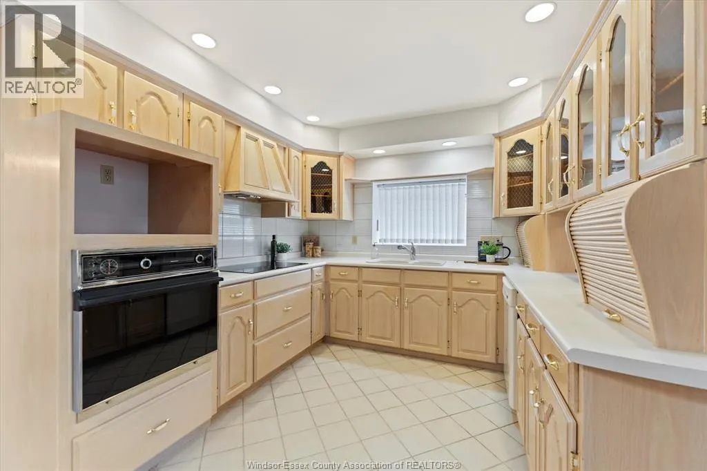 726 ROSELAND DRIVE South