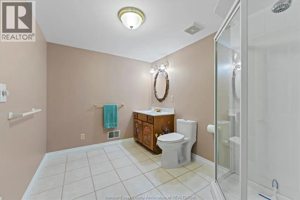 726 ROSELAND DRIVE South