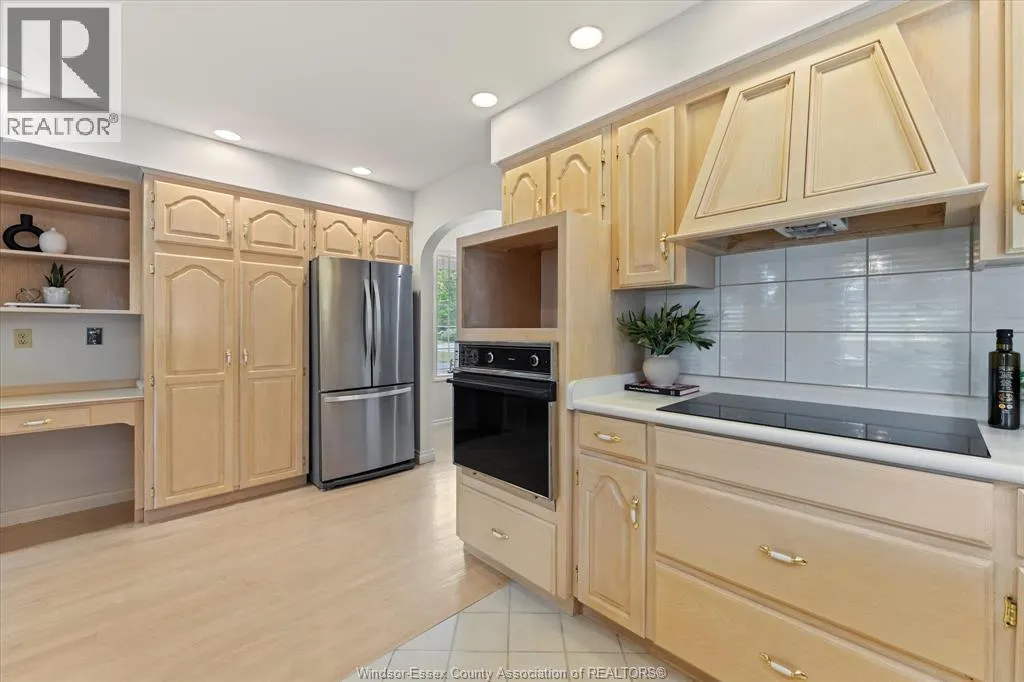 726 ROSELAND DRIVE South
