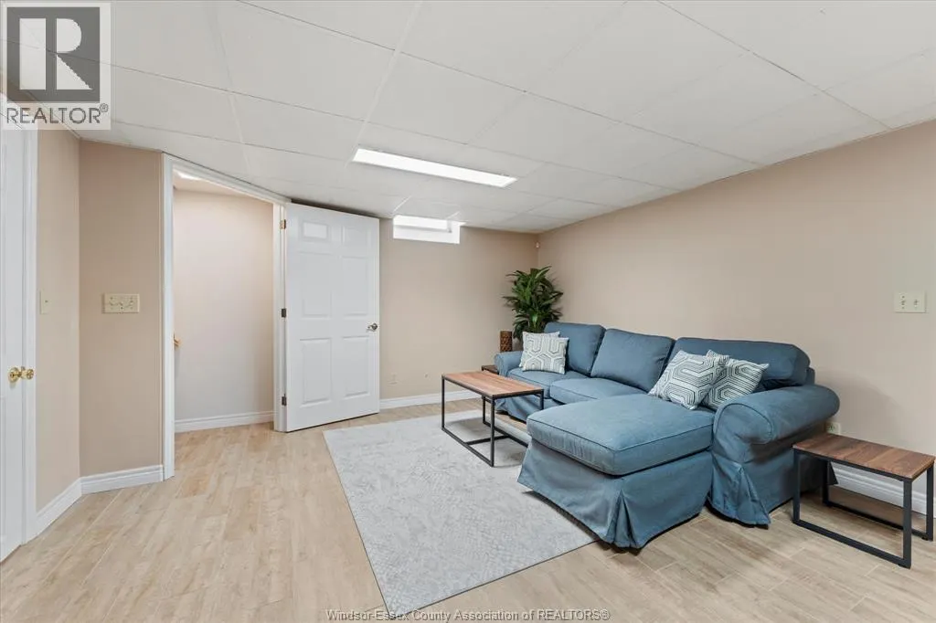 726 ROSELAND DRIVE South