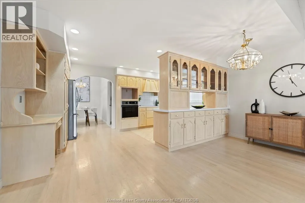 726 ROSELAND DRIVE South