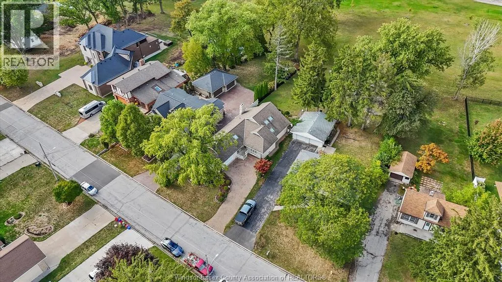 726 ROSELAND DRIVE South