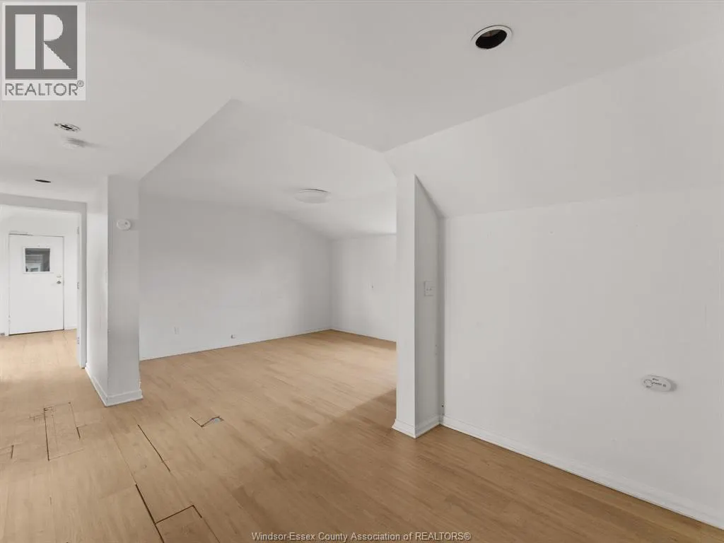 1139 RIVERSIDE DRIVE East