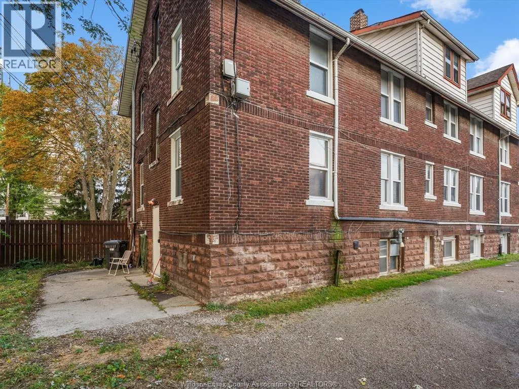 1139 RIVERSIDE DRIVE East