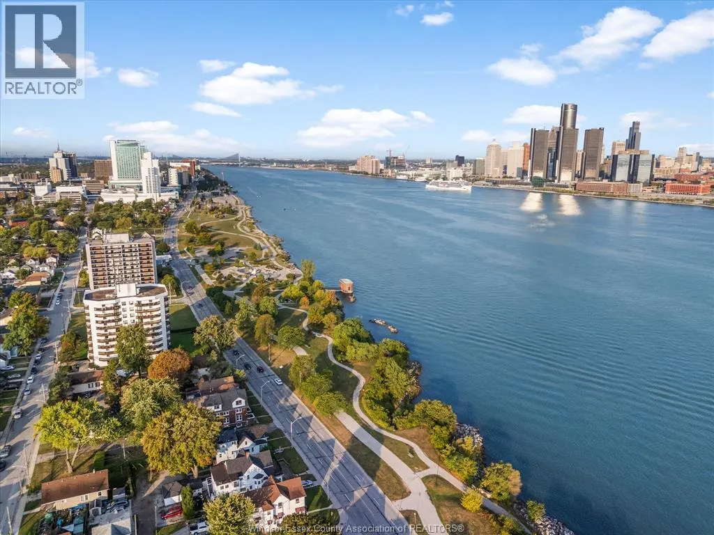 1139 RIVERSIDE DRIVE East