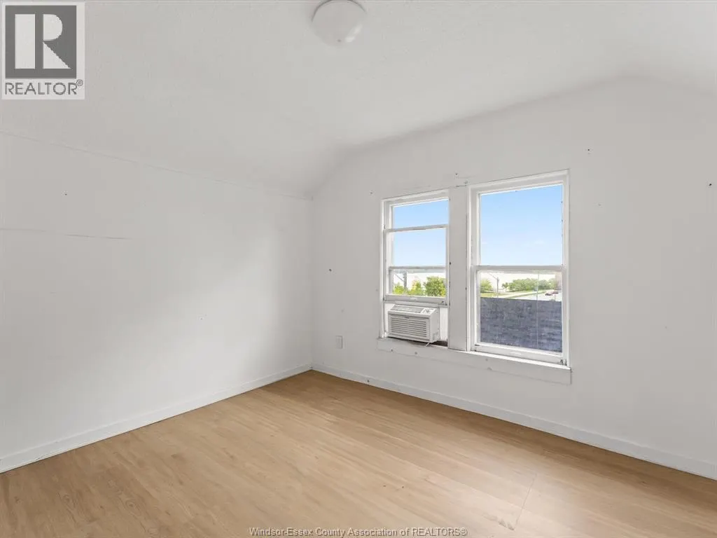 1139 RIVERSIDE DRIVE East