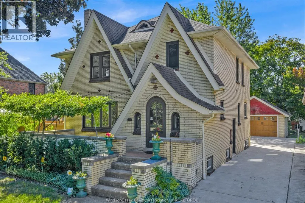 2239 VICTORIA AVE