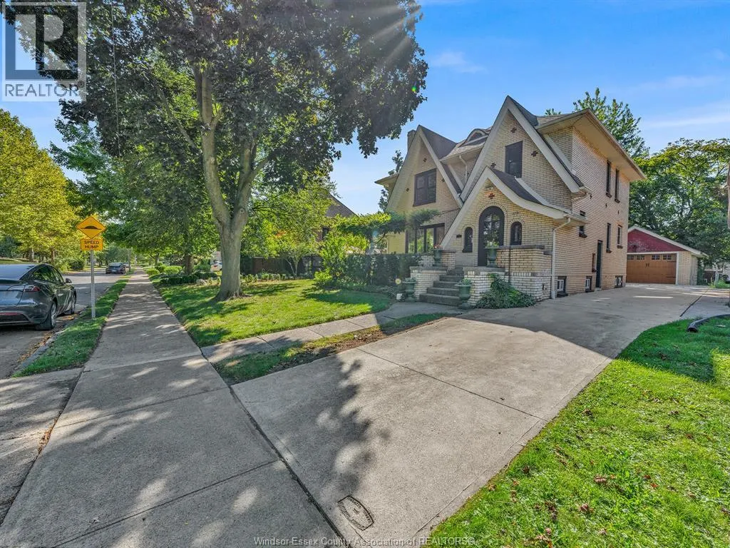2239 VICTORIA AVE