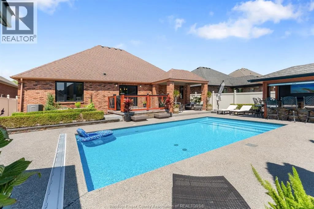 1049 WOODLAND