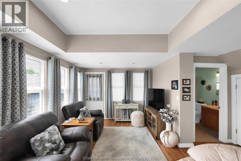 1039 James STREET