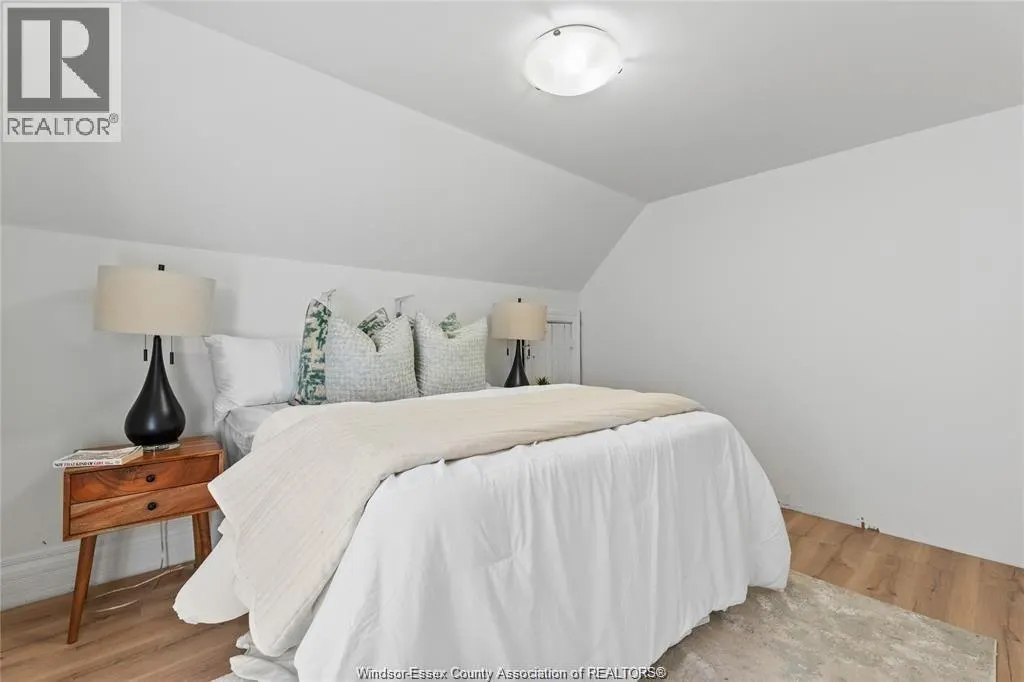 809 Gladstone
