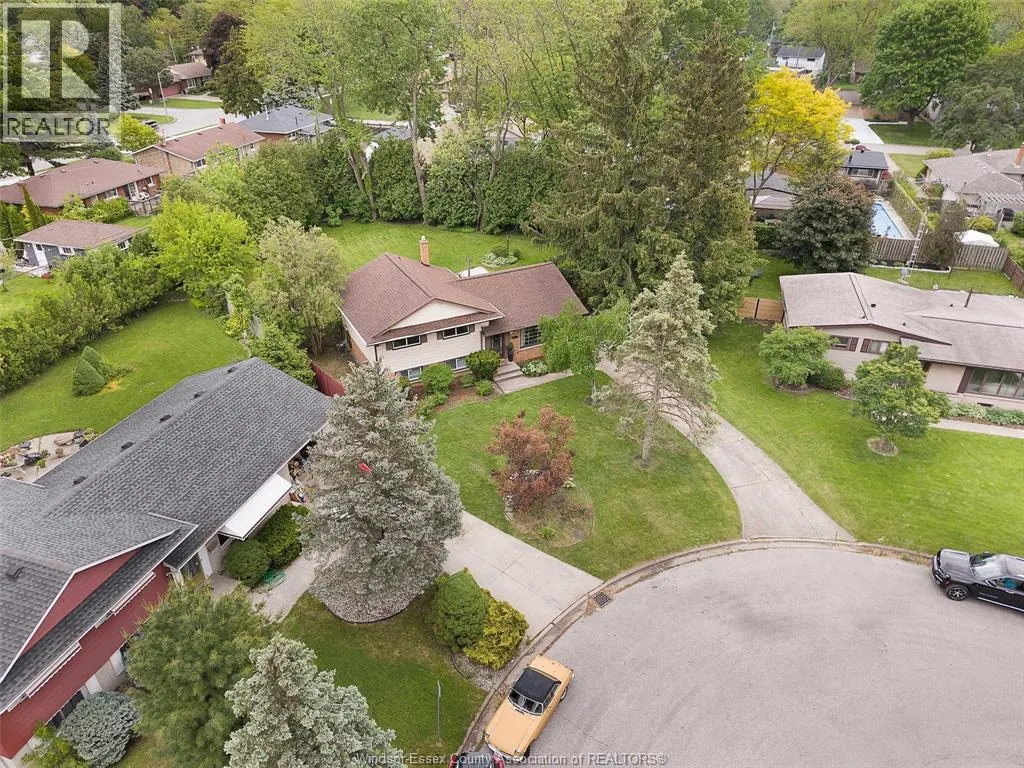 1558 STRATFORD COURT