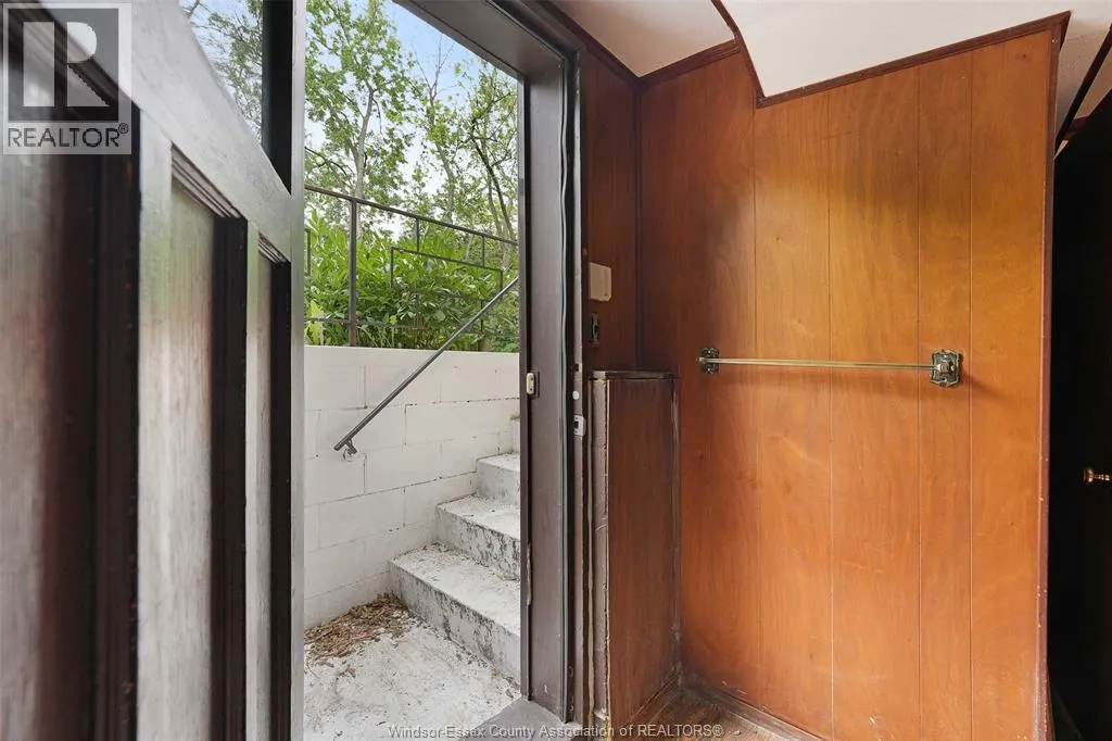 1558 STRATFORD COURT