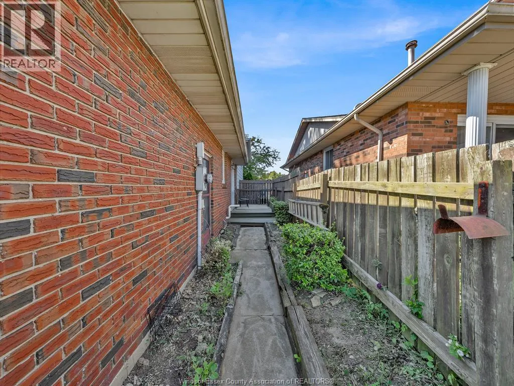 23 Camelot AVENUE
