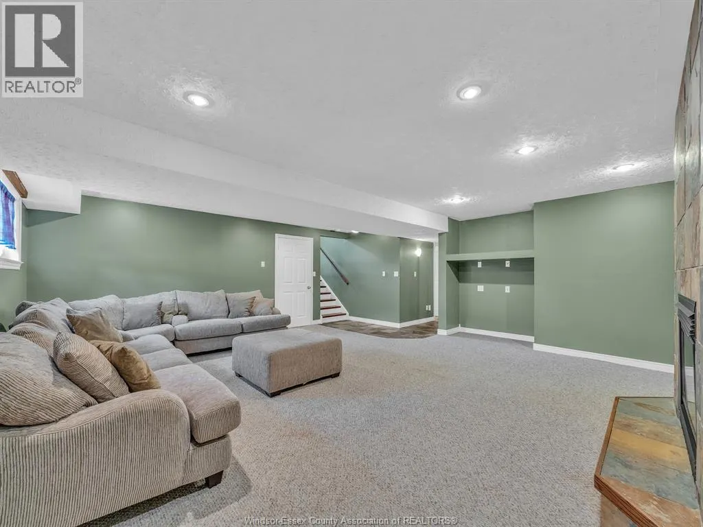 1627 Whitewood