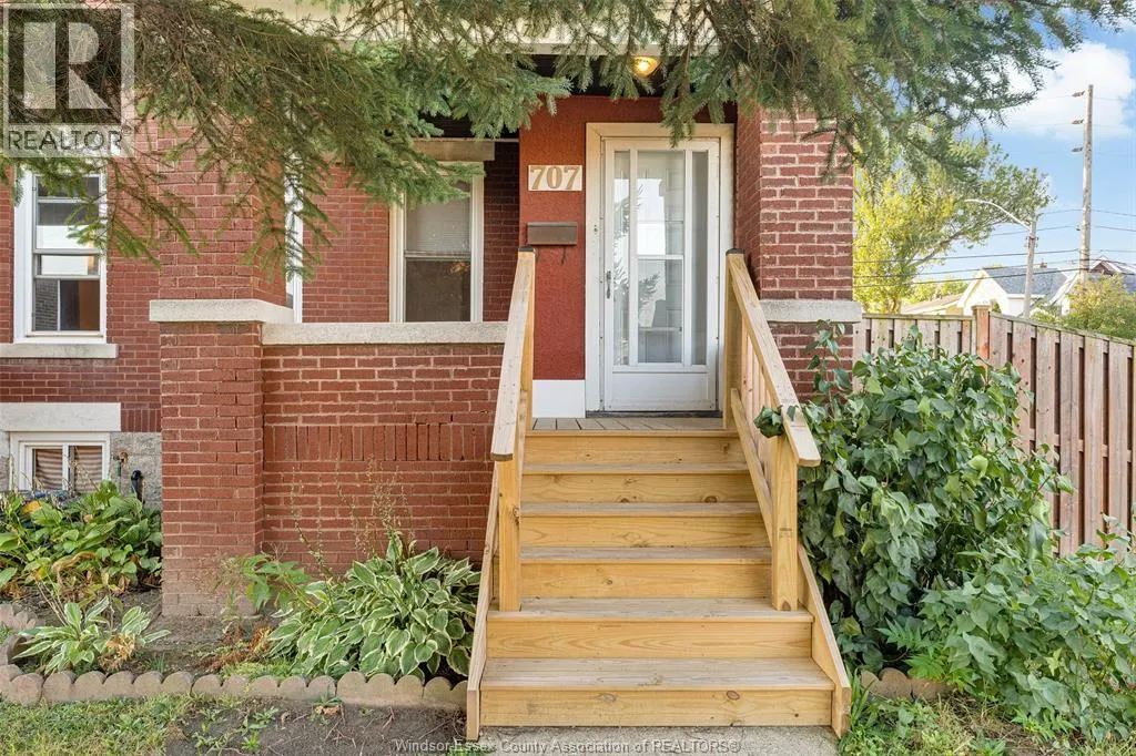707-715 GILES BOULEVARD East