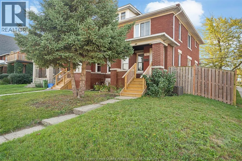 707-715 GILES BOULEVARD East