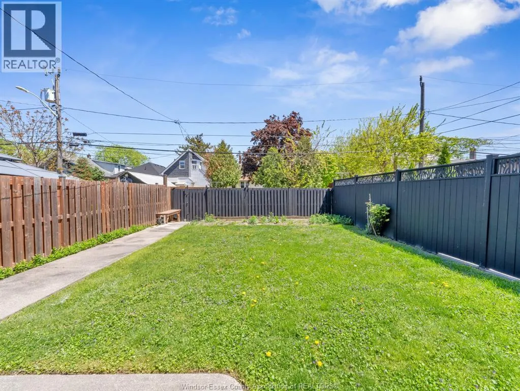 1090 MARENTETTE AVENUE