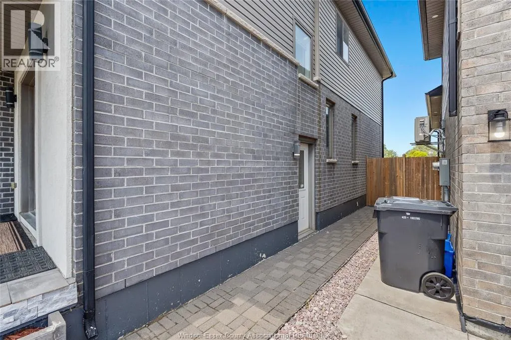 2964 MCROBBIE CRESCENT