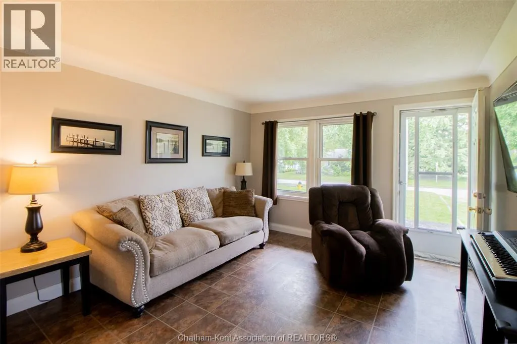 37 Oriole PARKWAY