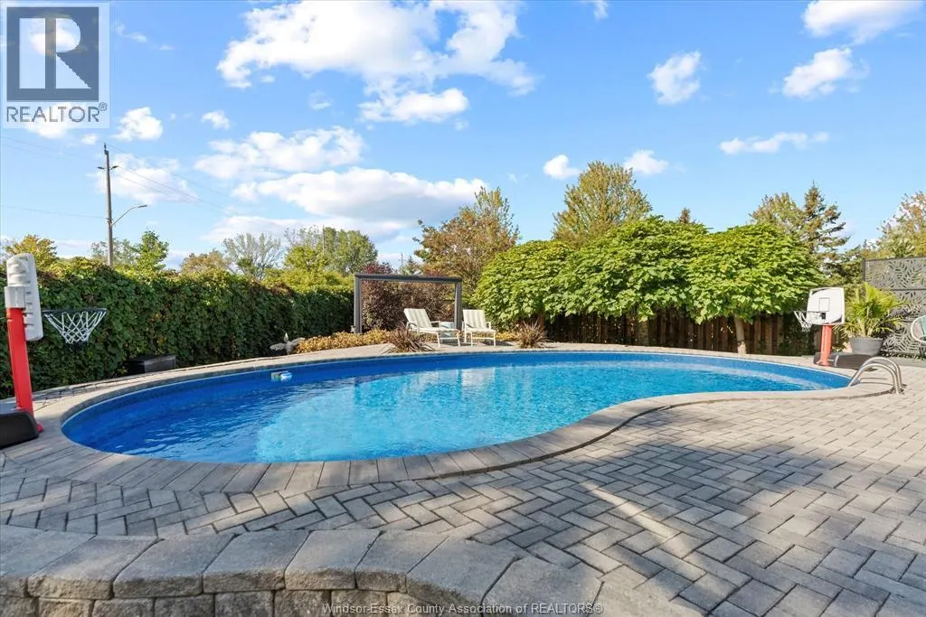 580 BREEZEWOOD COURT