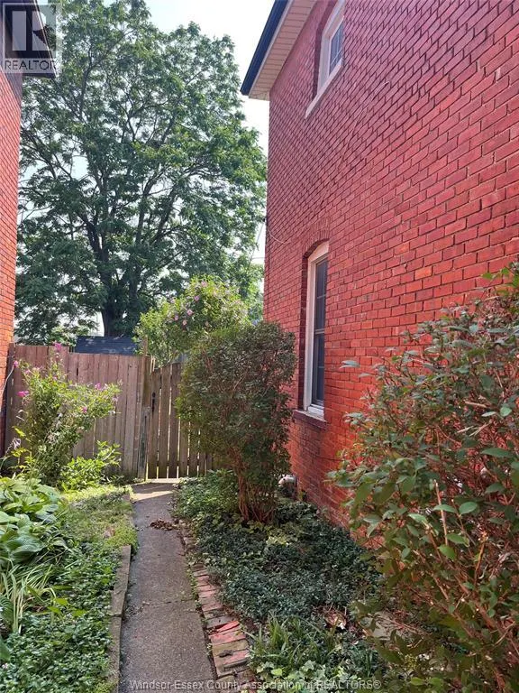 1084 MONMOUTH
