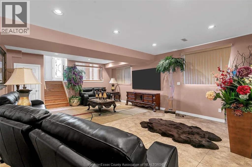 762 NEWPORT CRESCENT