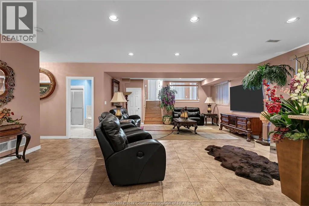 762 NEWPORT CRESCENT