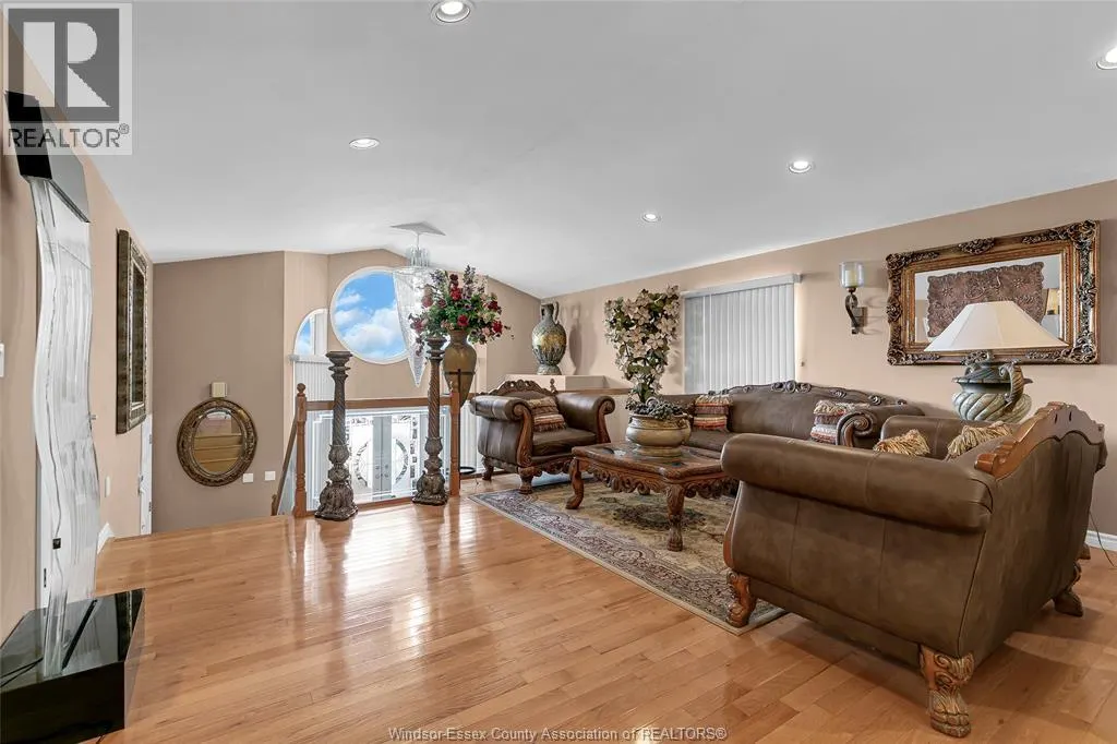 762 NEWPORT CRESCENT